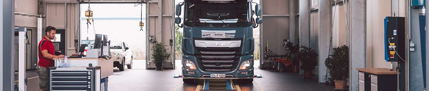 GTÜ-Prüfstelle für Nutzfahrzeuge – Lkw bei Hauptuntersuchung auf dem Prüfstand